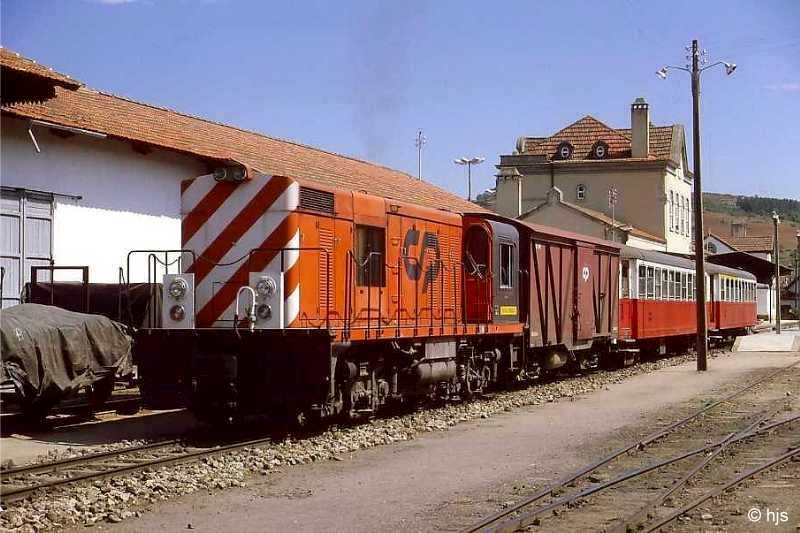 Lok 9026 (Alsthom 1978) verlsst mit ihrem Personenzug den Bahnhof von Bragana.
Vor ihr liegt eine gut vierstndige Fahrt ins 134 km entfernte Tua (6. Juni 1986).