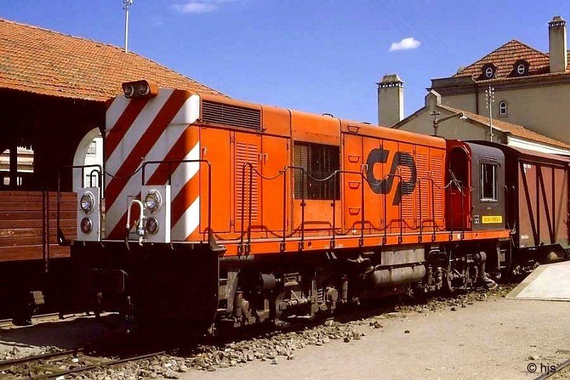 Lok 9026 in Bragana (6. Juni 1986). 1976/77 lieferte Alsthom elf dieselelektrische Lokomotiven an die CP, die dort die Nr. 9021 - 9031 erhielten.