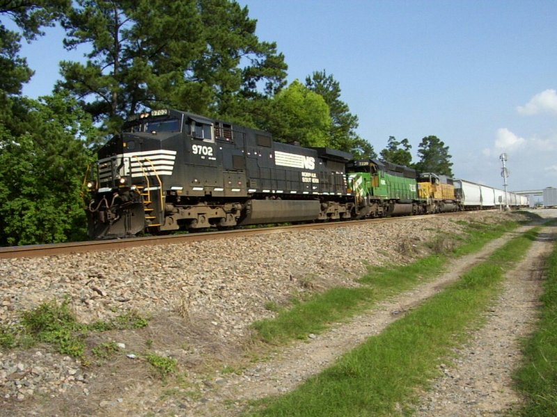 Lok 9702 von Norfolk Southern (NS) bespannt zusammen mit den Loks 7220 (FURX) und 7902 (Union Pacific) einen Gterzug am 25.5.2007 in Spring.