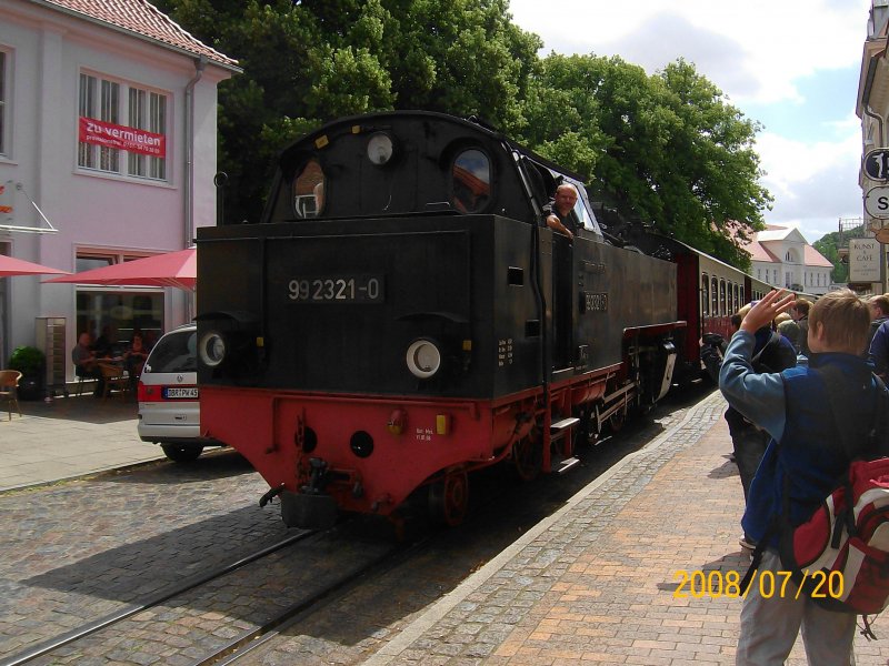 Lok 99 2321-0 fhrt mit MBB 14620 in Bad Doberan- Stadtmitte ein. 20.07.08.