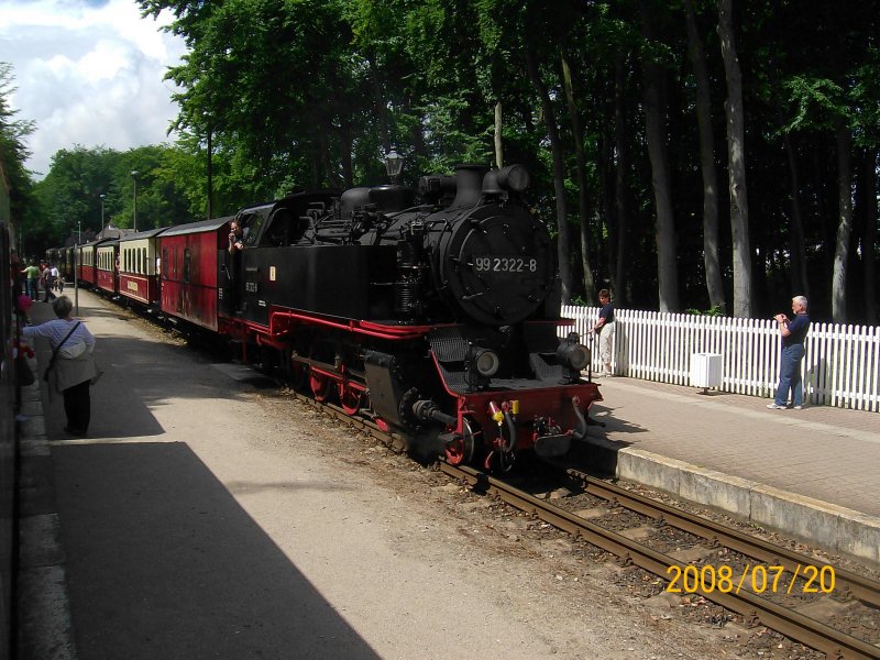 Lok 99 2322-8 fhrt mit MBB 14621 in Heiligendamm ein. 20.07.08.