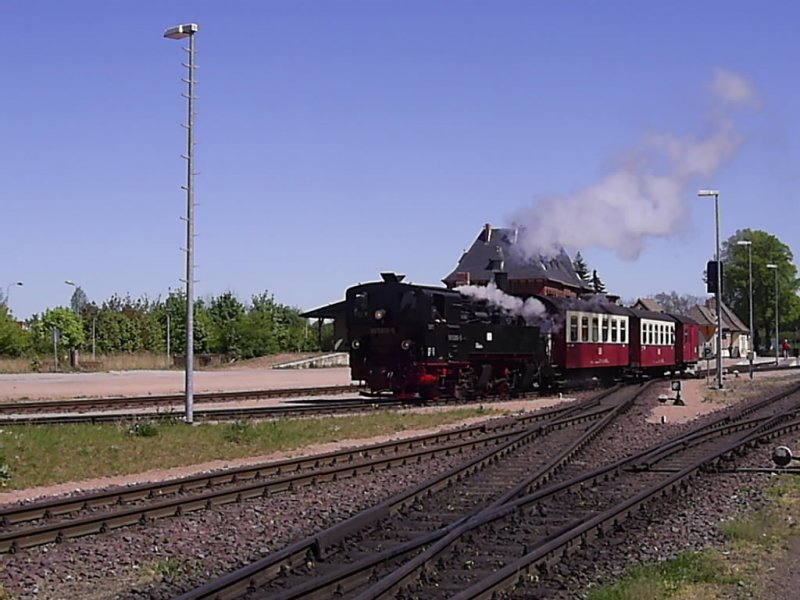 Lok 99 5906 verlsst gerade mit Zug 8954 am 29.04.07 den Bahnhof Gernrode in Richtung Quedlinburg.