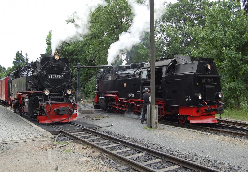 Lok 99 7235-7 (rechts) brachte uns aus Nordhausen kommend, von Ilfeld aus bis nach Drei-Annen-Hohne. Von dort an zog uns Lok 99 7237-3 bis auf den Brocken. Juli 2008