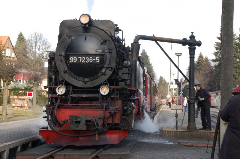 Lok 99 7236-5 beim Wasserfassen im Bahnhof Drei-Annen-Hohne am 17.02.2007.