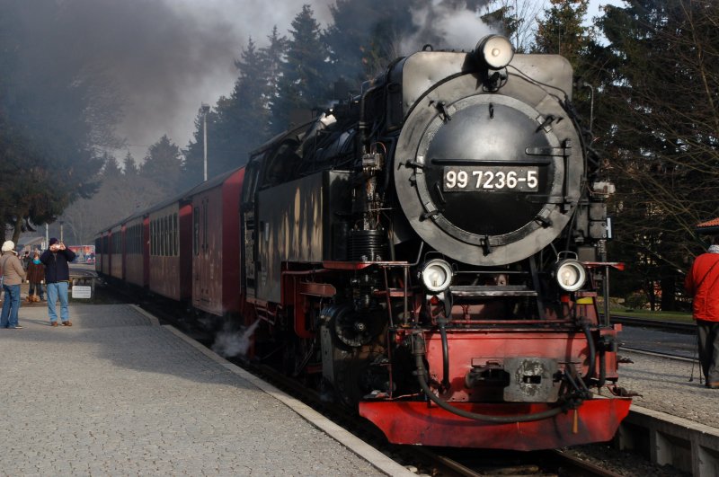 Lok 99 7236-5 fhrt am 17.02.2007 den Bahnhof Drei-Annen-Hohne hinein.