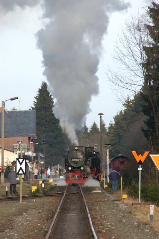 Lok 99 7242-3 beim Umlaufen im Bahnhof Drei-Annen-Hohne am 17.02.2007.