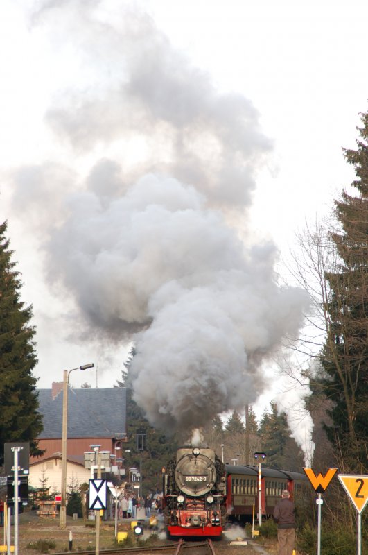 Lok 99 7242-3 fhrt am 17.02.2007 den Bahnhof Drei-Annen-Hohne hinaus.