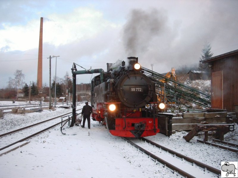 Lok 99 772 der Fichtelbergbahn nach der Talfahrt, von Oberwiesenthal kommend, am 02. Februar 2008 beim wasserfassen in Cranzahl.
