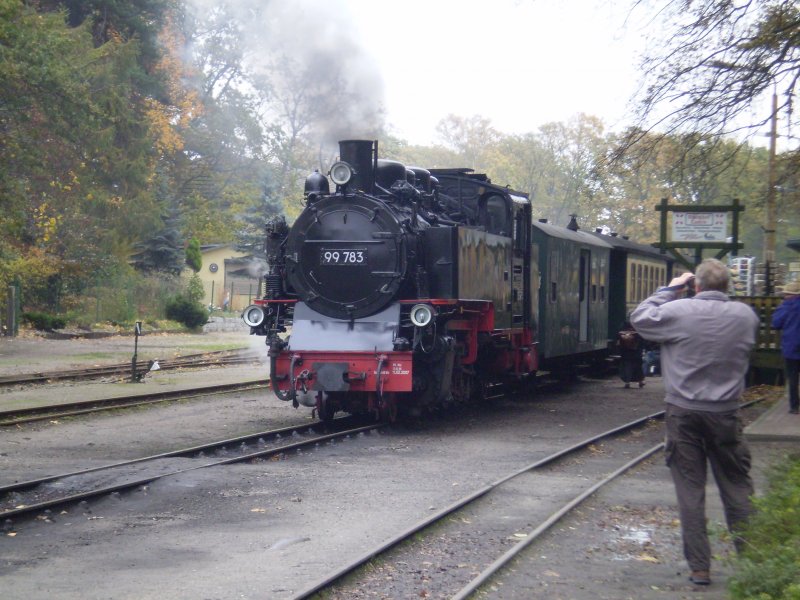 Lok 99 783 velsst am 06.11.2006 um 11.31 Uhr den Bahnhof Ghren mit Personenzug nach Putbus.