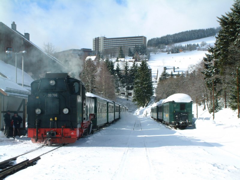 Lok 99 786 am 13.02.2005 um 11.03 Uhr in Oberwiesenthal abfahrbereit in Richtung Cranzahl.