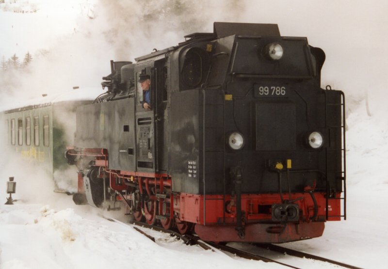 Lok 99 786 bei der Ausfahrt in Oberwiesenthal im Februar 2005.