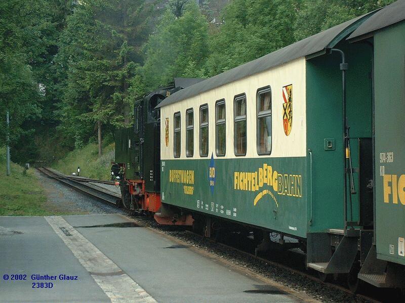 Lok 99 786 mit Buffetwagen am 23.06.2002 im Bahnhof Kurort Oberwiesental.