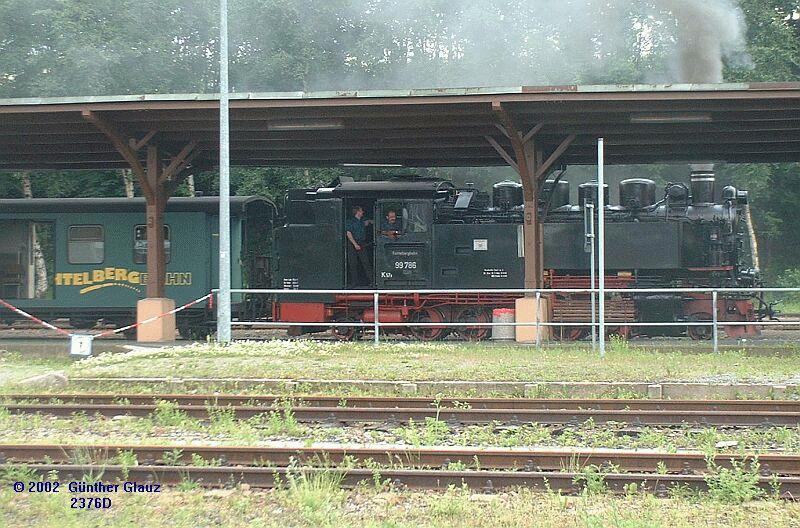 Lok 99 786 mit Personenzug am 22.06.2002 im Bahnhof Cranzahl