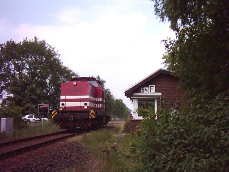 Lok  Alsttte 2  (ehem. DR V100) der Ahaus-Alsttter Eisenbahn auf KBS 412 zwischen Ahaus und Epe beim Schrankenposten 64.Im Hintergrund ist die Bundesstrae 474 von Ahaus nach Epe zu erkennen.