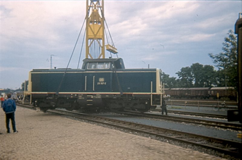 Lok am Haken! 211 167-2 als Vorfhrobjekt fr einen EDK. 1985 zur 150-Jahr Feier der Deutschen Eisenbahnen in Nrnberg war die Lok in ihrer Top-Aktuellen Lackierung zu sehen. Hinweis: eingescanntes Dia