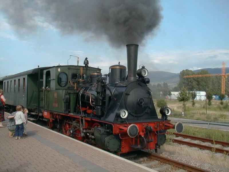 Lok  Badenia  (Preu�ische T3 Baujahr 1900) der Acherntalbahn
(Von Achern/Ortenaukreis nach Ottenh�fen/Schwarzwald)
im Sommer 2004. Dieser Zug verkehrt sogar Fahrplanm��ig innerhalb
des DB/Ortenaubahn-Fahrplans.