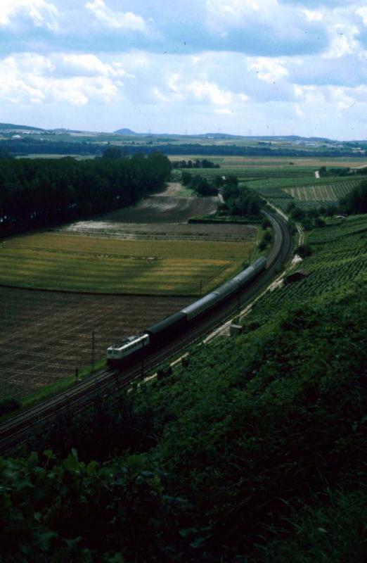 Lok der Baureihe 110 mit E 3728 am 08.04.1993 im Neckartal zwischen Lauffen und Nordheim
