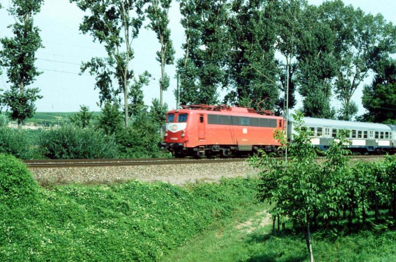 Lok der Baureihe 110 mit N 5834 am 05.08.1993 im Neckartal zwischen Lauffen (N) und Nordbeim
