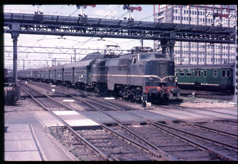 Lok Baureihe 1200 von Westinghouse fhrt in Amsterdam CS ein mit deutschen Personenwagen. (Sommer 1966)