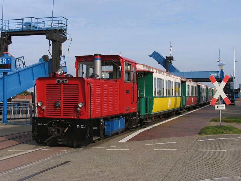 Lok  Berlin  der Borkumer Kleinbahn mit Regionalzug Borkum Hafen-Borkum Bahnhof in die Hafen von Borkum am 26-9-2008.