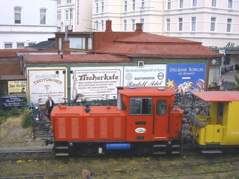 Lok  Berlin  (Hersteller: Schma,Diepholz, Baujahr 1993, F.Nr.5343) mit Zug zum Anleger am Borkumer Dorfbahnhof.

20.06.2003  