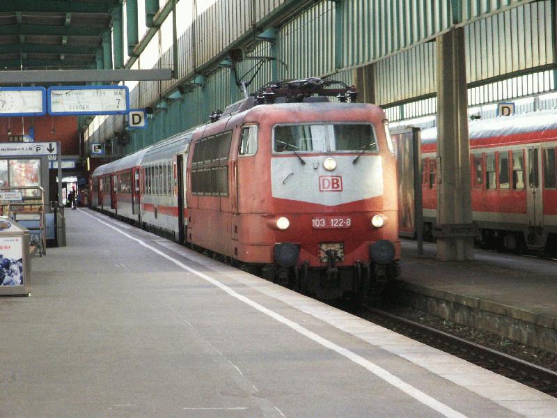 Lok der BR 103 im Stuttgarter Hbf, 24.5.02