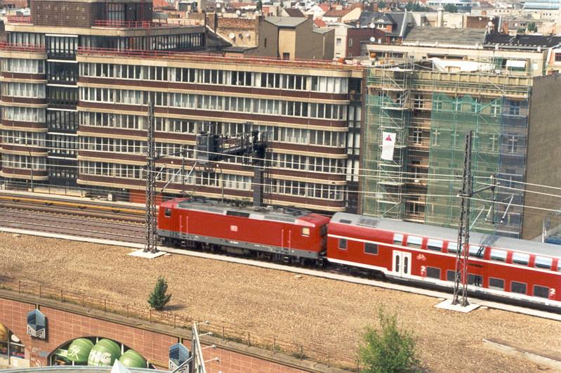 Lok der BR 112 vor einem Regionalexpress ist gerade aus dem Bhf. Berlin Alexanderplatz ausgefahren und fhrt in Richtung Friedrichstrae. Jahr 1998.