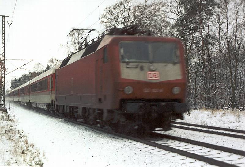 Lok der BR 120 vor einem Intercity nhe Berlin Wannsee, 1998.