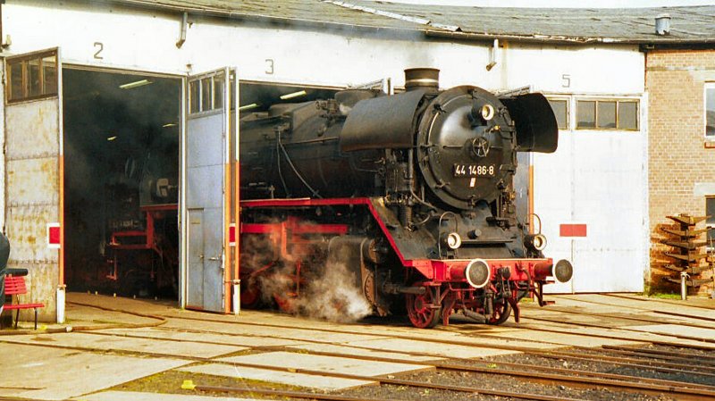 Lok der BR 44 in Arnstadt (Museums-Bw), digitalisiertes APS-Foto, April 2002