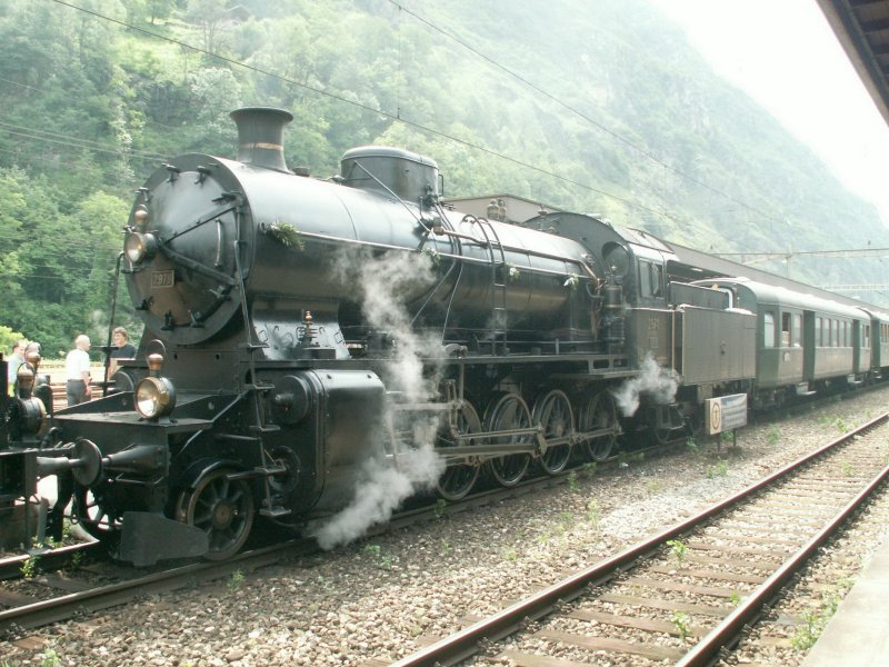 Lok C 5/6 2978 hinter der A 3/5 mit dem Jubilumszug von Bellinzona nach Erstfeld,beim Zwischenhalt in Biasca.02.06.07