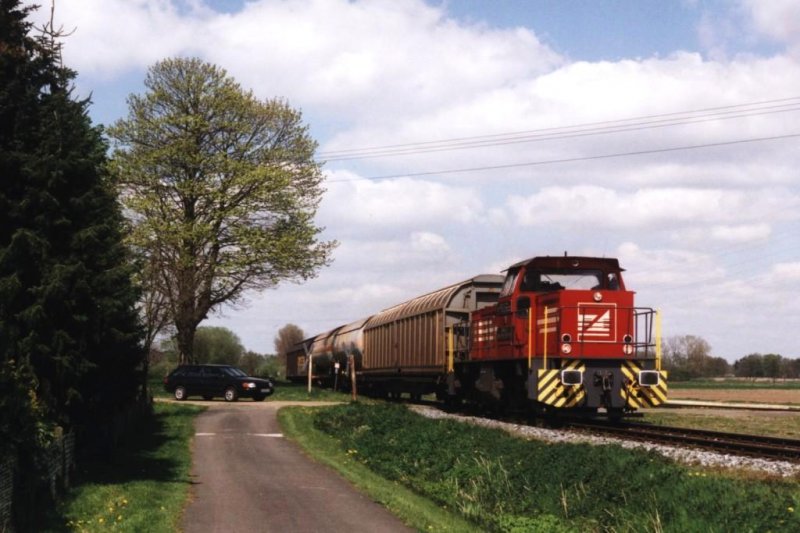 Lok D23 der Bentheimer Eisenbahn AG mit bergabegterzug 209 zwischen Coevorden-De Heege (Die Niederlande) und Nordhorn bei Esche am 7-5-2001. Bild und scan: Date Jan de Vries. 
