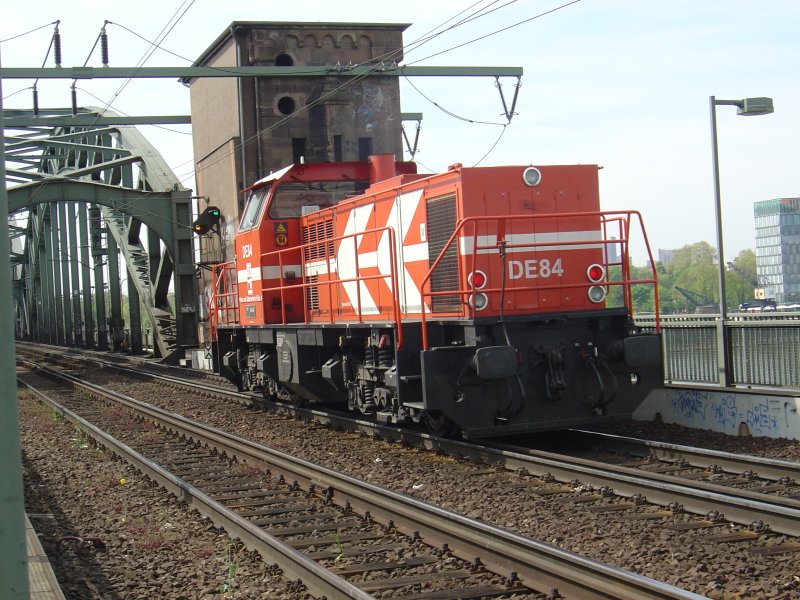 Lok DE 84 der HGK (Hfen und Gterverkehr Kln) von der anderen Seite. Aufgenommen am 21.4.2007 auf der Sdbrcke in Kln.
