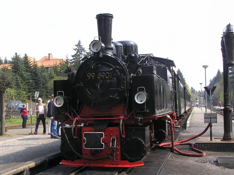 Lok des Nostalgie-Sonderzugs der Harzer Schmalspurbahnen im Umsteigebahnhof  Drei Annen Hohne . Der Sonderzug fhrt auf Anfragen von Wernigerode zum Brocken!