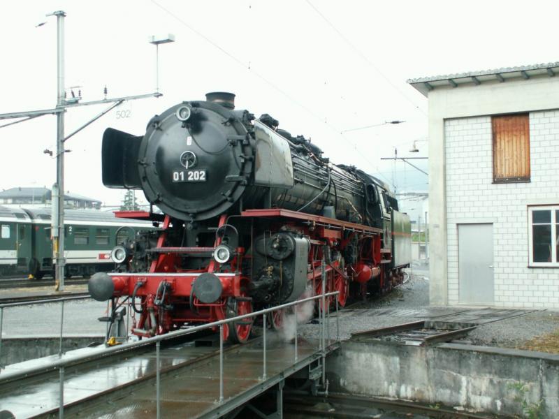 Lok des Verein Pacific 01 202 bei der Vorbereitung fr eine  Schnupperfahrt  nach Buchs/SG.So wurde auch gleich 
auf dem  Sarganser Dreieck  fr die morgige Rckfahrt gewendet.
Chur 04.06.06