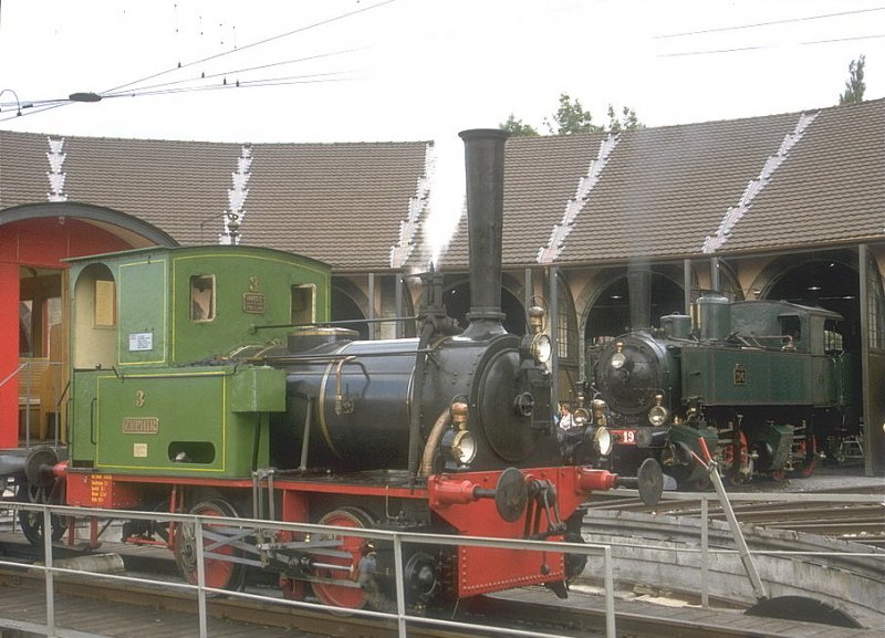 Lok E 2/2  Zephir  Nr.3(Ehem.BLS und lteste betriebfhige Dampflok der Schweiz)im Juli 1997 auf der Drehscheibe in Delmont(Delsberg)Im Hintergrund die Ed 2x2/2 Nr.196 von Maffei 1893 (Archiv P.Walter)