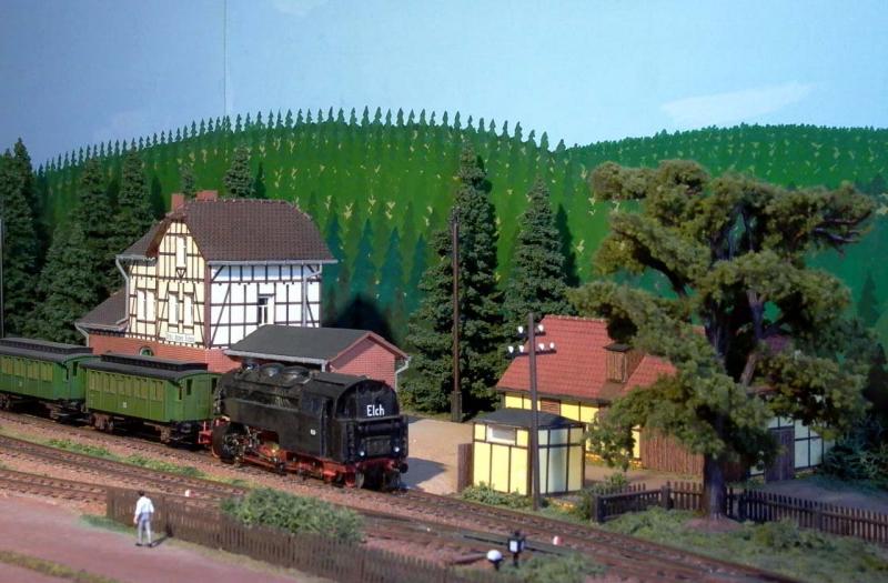 Lok  Elch  der Halberstadt-Blankenburger Eisenbahn (HBE) vor abfahrbereitem Personenzug im Bahnhof Drei Annen Hohne auf meiner TT-Modellbahnanlage (2003).