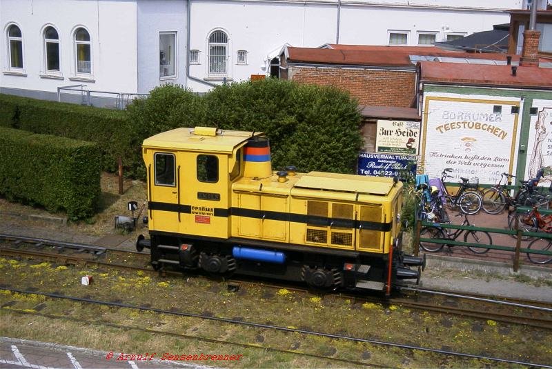 Lok  Emden  (Hersteller: Schma,Diepholz, Baujahr 1970, F.Nr.3222) mit Doppelpuffern und Hakenkupplung am Borkumer Dorfbahnhof.

21.06.2003  