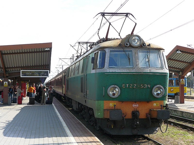 Lok ET 22-534 in Przemysl Glowny mit Schnellzug nach Zielona Gra (Grnberg) ber Krakow 18-09-2007.