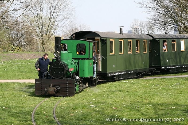 Lok FFM 1 mit Personenzug vor der Einfahrt ins Rebstockgelnde - Weitere Fotos vom Teddybren-Tag am 01.04.2007 siehe auch auf http://www.schmalspuralbum.de/