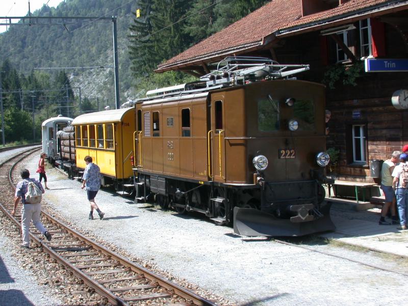 Lok Ge 2/4 222 mit C114  La Bucunada , einem vom Club 1889 restaurierten Personenwagen fr die Berninastrecke in Trin. (24.08.2003) 