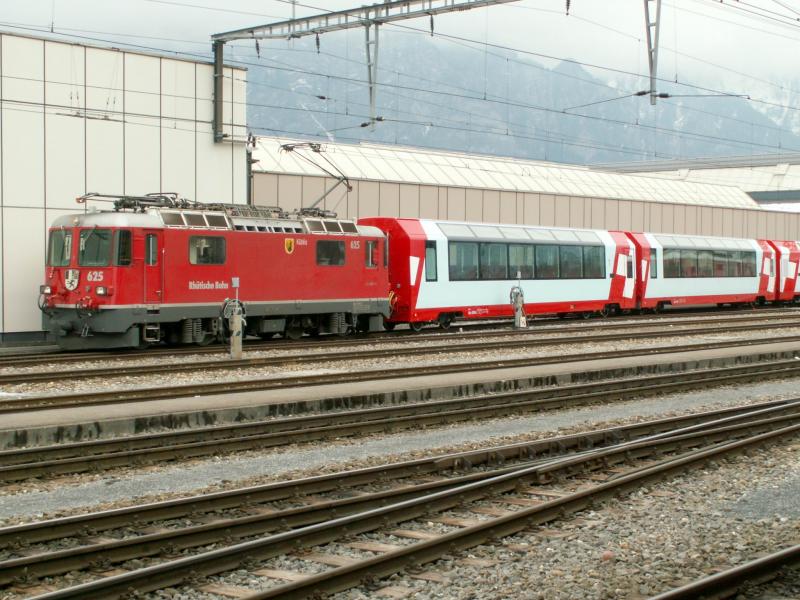 Lok Ge 4/4 II 625 mit den neuen Glacierexpress Panoramawagen bereitet sich fr eine Testfahrt vor.Landquart 20.02.06