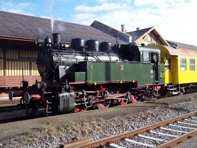 Lok GES 16 bei einer Sonderfahrt in Mengen. Hinter der Lok befindet sich ein B3y, er soll als Werkstattwagen verwendet werden und steht inzwischen im Bahnhof Nrtingen.