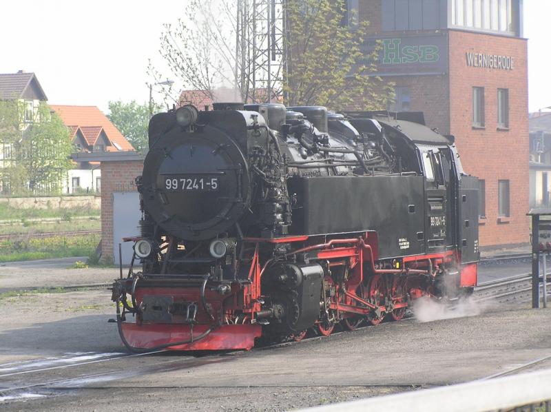 Lok der Harzer Schmalspurbahnen im Bahnbetriebswerk Wernigerode, direkt neben dem Bahnsteig der HSB