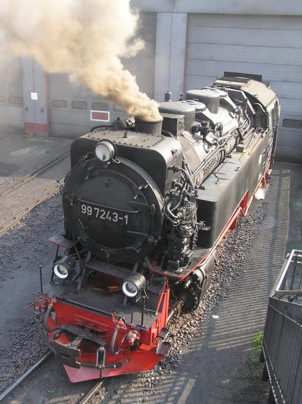 Lok der Harzer Schmalspurbahnen im Bahnbetriebswerk Wernigerode, direkt neben dem Bahnsteig am HSB-Bahnhof Wernigerode
