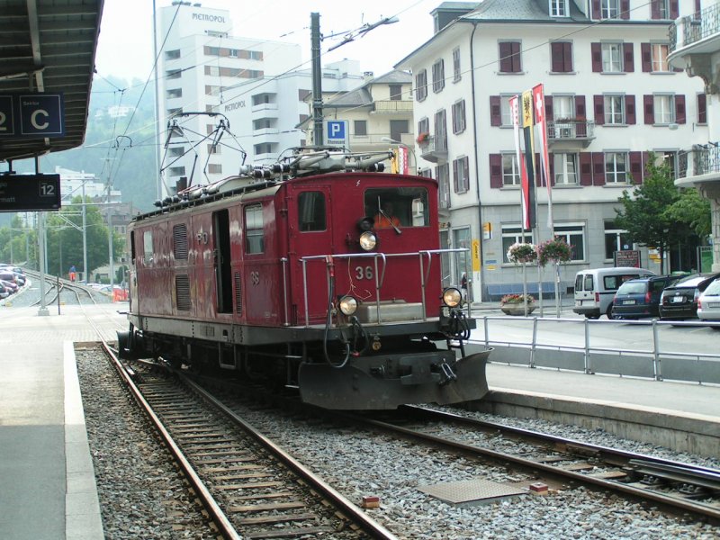 Lok HG2 36 der MGB hat am frhen Morgen des 07.08.07 einige Wagen zum Bahnhof Brig gebracht .