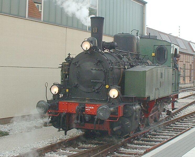 Lok H.L.B. Nr.11, Achsfolge D der Maschinenfabrik Esslingen Nr.3630 Baujahr 1911 beim Ums�tzen um das  Sofaz�gle  am 19.09.2004 in Neuffen.