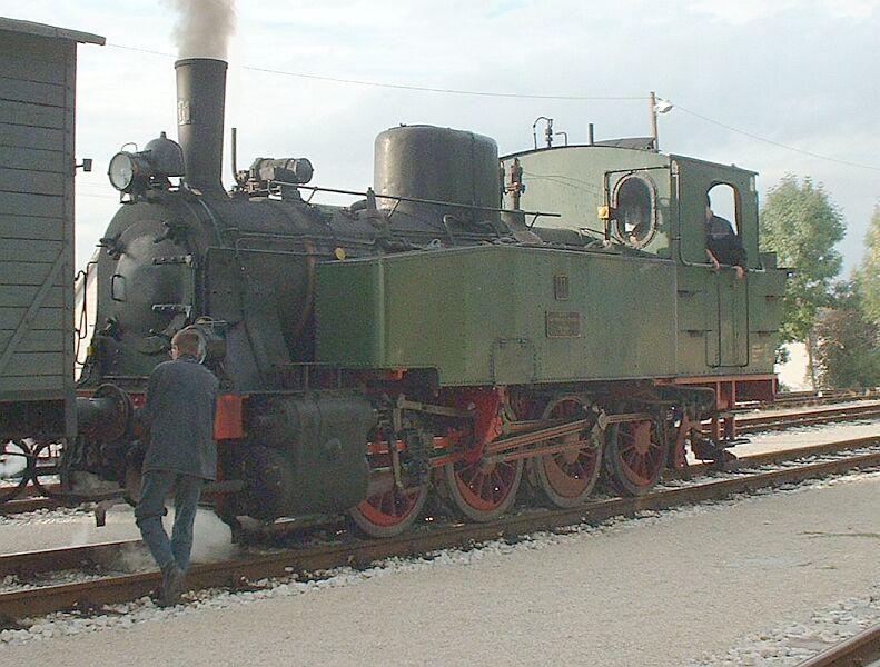 Lok H.L.B. Nr.11 wird am 19.09.2004 in Neuffen zur Rckfahrt nach Nrtingen an das  Sofazgle  angekuppelt.