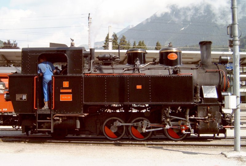 Lok Nr. 5  Gerlos  macht sich in Jenbach bereit, den Dampfzug nach Mayrhofen zu bringen. Sommer 2006.