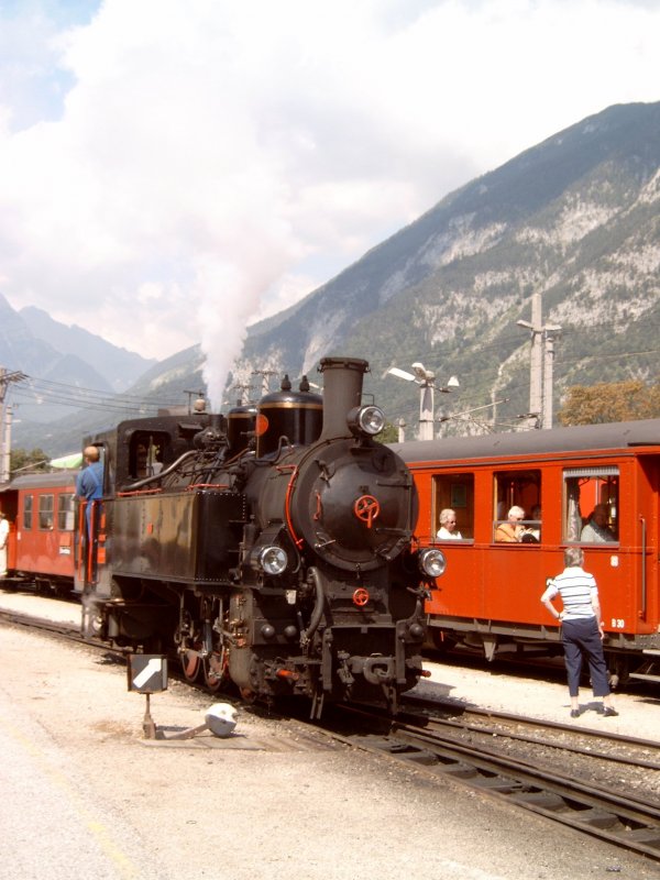 Lok Nr. 5  Gerlos  pfeift zur Freude der Anwesenden. Sommer 2006.