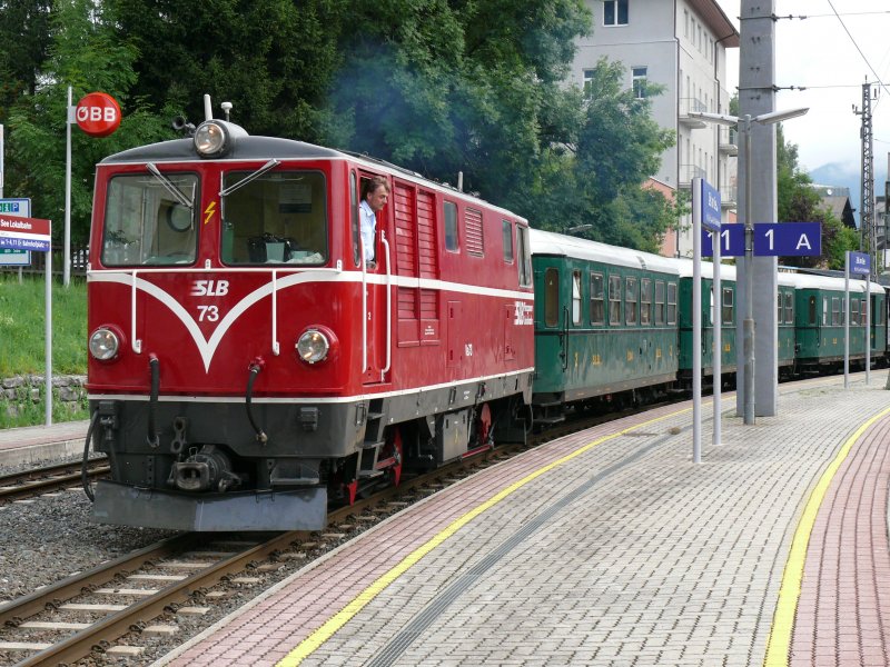 Lok Nr. 73 der Pinzgauer Lokalbahn startet im Bhf Zell am See zur Fahrt in Richtung Mittersil. Aufgenommen am 05/08/2009.